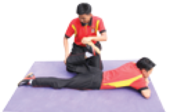 Pelaku meniarap dan pembantu menolak kaki yang dibengkokkan ke belakang