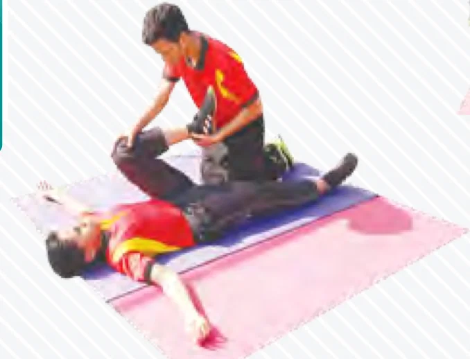 Pelaku berbaring dengan lutut difleksi dan ditolak oleh pembantu