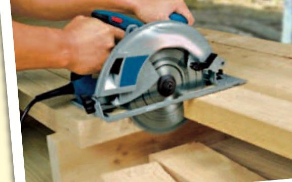 Gergaji bulat elektrik memotong papan kayu