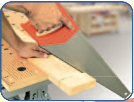 Tangan menggergaji sekeping kayu dengan gergaji tangan