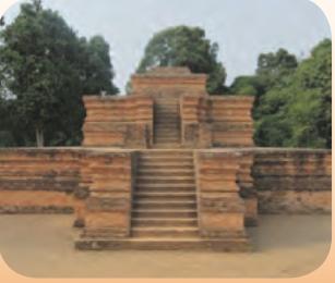 Tangga dan binaan bata Candi Muara Jambi