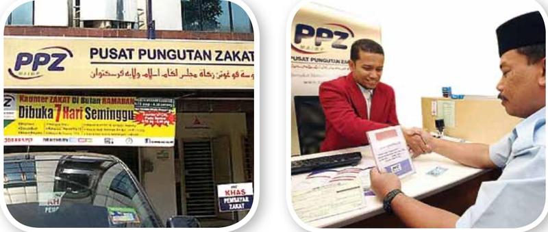 Pembayar zakat berurusan dengan petugas di kaunter Pusat Pungutan Zakat