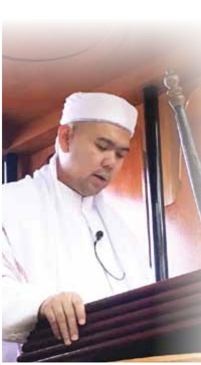 Seorang khatib berkhutbah di atas mimbar