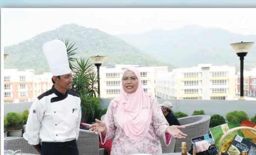 Tukang masak dan seorang wanita mempamerkan produk di atas bumbung