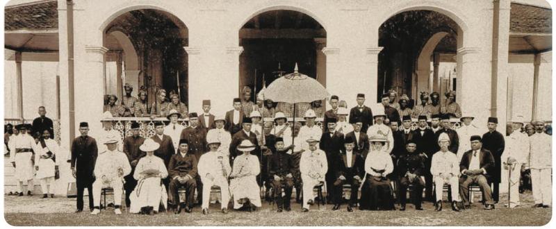 Gambar lama Sultan Zainal Abidin III dan Sir John Anderson bersama pegawai dan pembesar