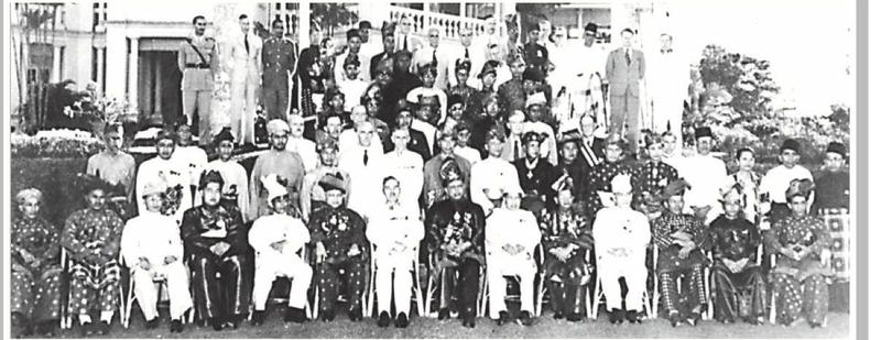 Gambar hitam putih Raja-raja Melayu dan pegawai British bergambar di hadapan King’s House, Kuala Lumpur
