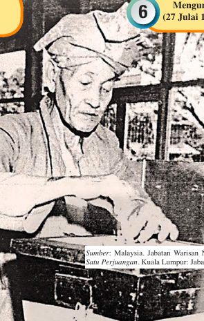 Foto lama pengundi memasukkan kertas undi ke dalam peti undi pada 27 Julai 1955