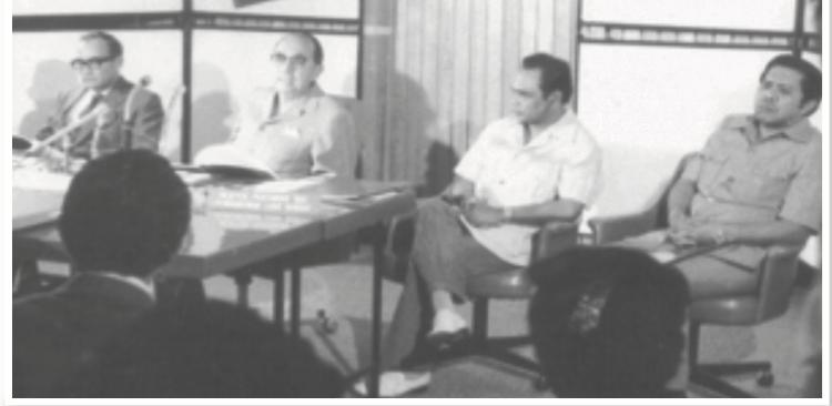 Tun Abdul Razak Hussein dan beberapa pegawai duduk semasa pengumuman Rancangan Buku Hijau