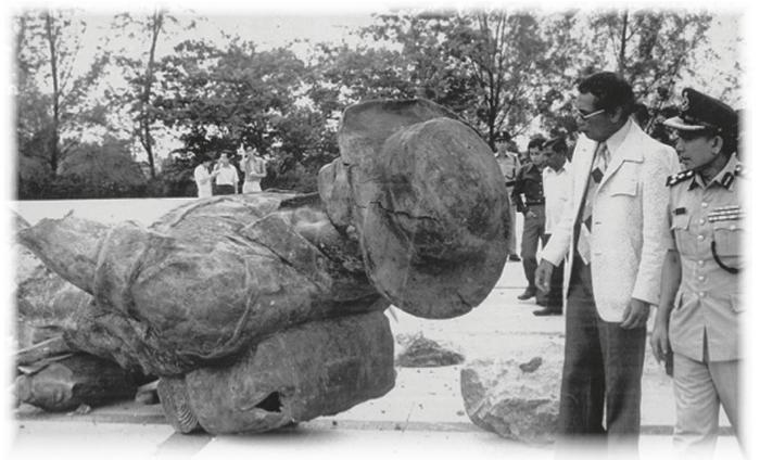 Tugu Negara yang musnah dibom, dilihat oleh dua orang pegawai