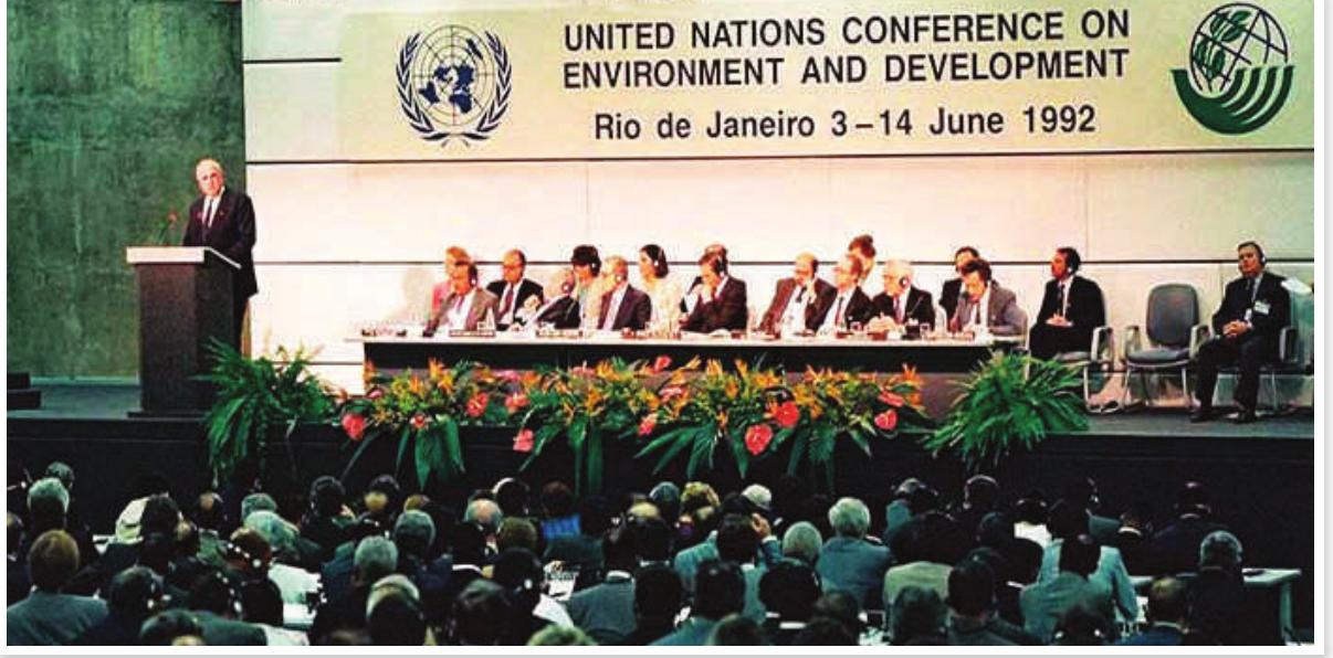 Sidang pemimpin di dewan persidangan dengan sepanduk Persidangan PBB mengenai Alam Sekitar dan Pembangunan di Rio de Janeiro, 3-14 Jun 1992